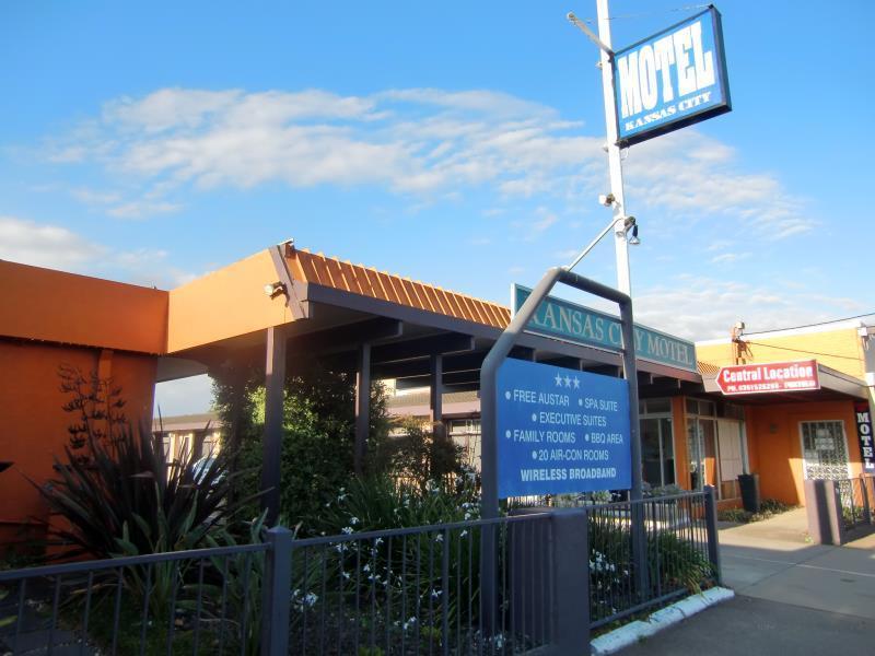 Castle Motel Bairnsdale Exterior photo